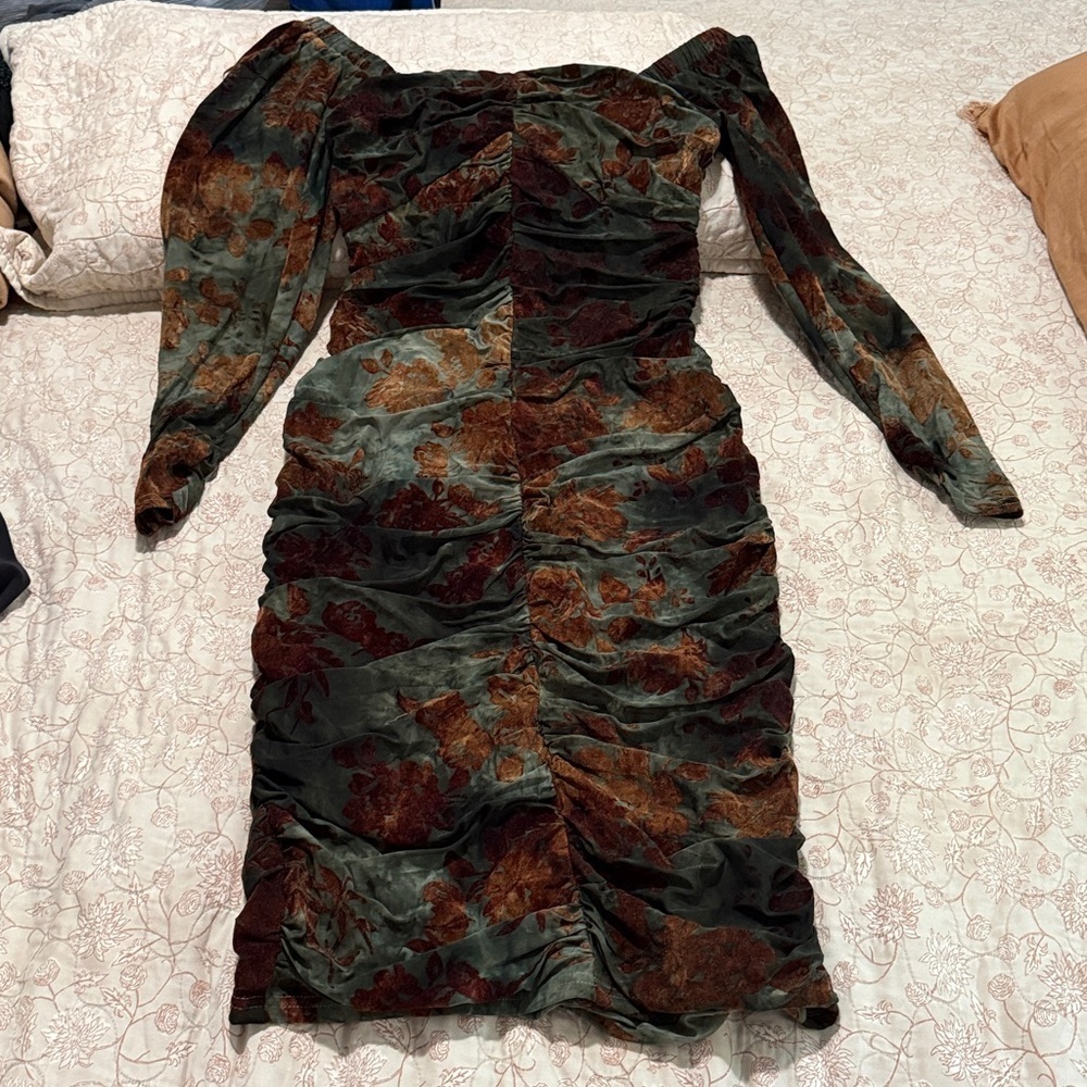 VICI-Cheers To Me Ruched Floral Velvet
Midi Dress - Olive - Picture 8 of 9